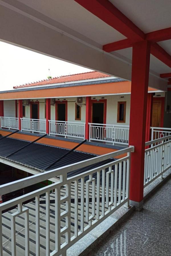 Отель Harmony House Syariah Near Alun Alun Pati Mitra Reddoorz Экстерьер фото