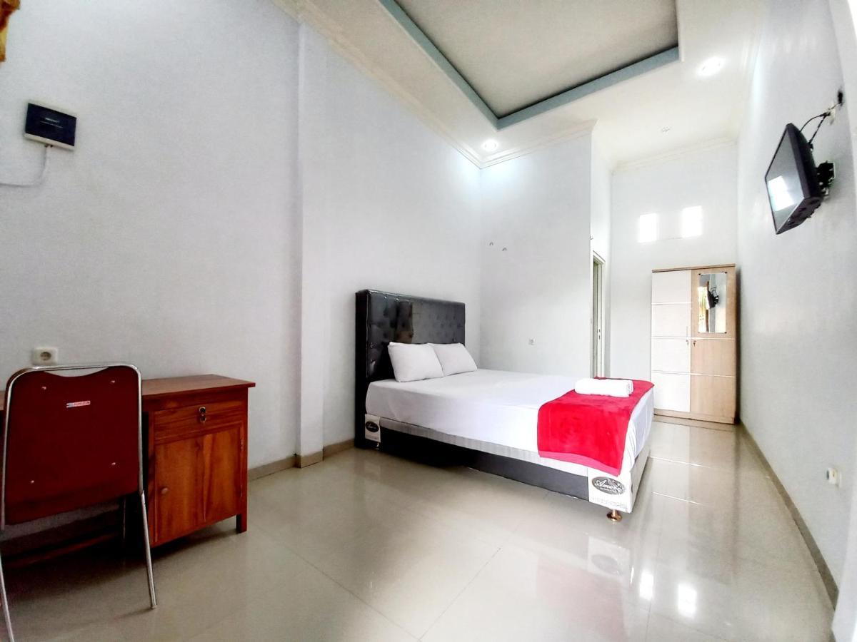 Отель Harmony House Syariah Near Alun Alun Pati Mitra Reddoorz Экстерьер фото