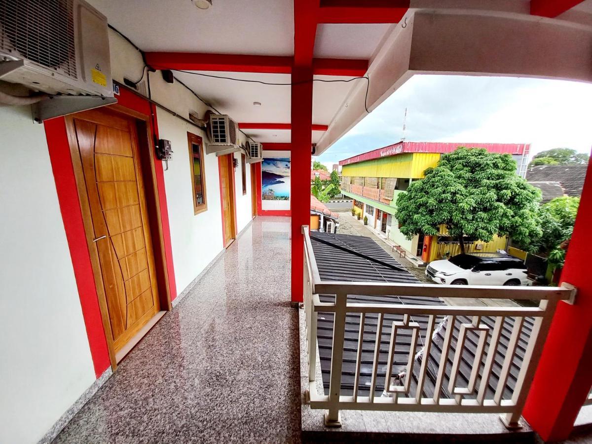 Отель Harmony House Syariah Near Alun Alun Pati Mitra Reddoorz Экстерьер фото