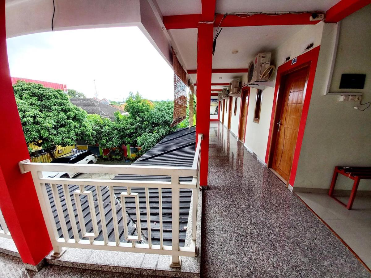 Отель Harmony House Syariah Near Alun Alun Pati Mitra Reddoorz Экстерьер фото